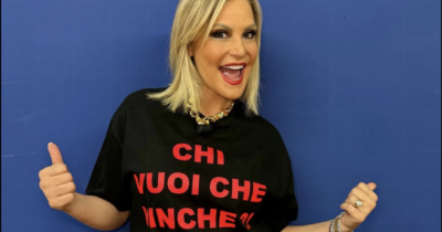 Copertina di Simona Ventura compie 60 anni: “Mi riconosco nella storia di Chiara Ferragni con Fedez. Con Stefano Bettarini sono alti e bassi. Vie di mezzo, mai!”