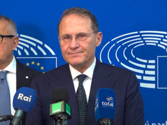 Copertina di Cirielli: “Von der Leyen sui dazi? All’Italia non piacciono i toni forti, la prima risposta è quella negoziale”