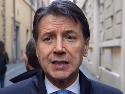 Copertina di Conte: “Piano di riarmo è una prospettiva folle. Piazza del 5 aprile? Confido che il Pd venga con noi”