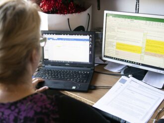 A febbraio +47mila occupati: tutte lavoratrici donne, molte over 50. Tra gli uomini salgono gli inattivi