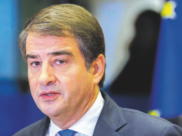 Riarmo, Fitto va al fronte: i Fondi coesione a grandi imprese come Leonardo