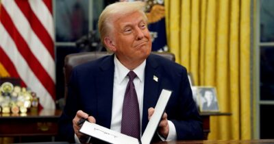 Copertina di Trump firma l'ordine sui farmaci: "Prezzi giù fino all'80%. Basta speculazioni". Ma il taglio è "volontario"