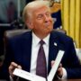Copertina di Trump firma l'ordine sui farmaci: "Prezzi giù fino all'80%. Basta speculazioni". Ma il taglio è "volontario"
