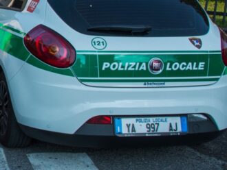 Milano, fa un incidente e poi si aggrappa all’altra auto per non farla fuggire: grave un 30enne