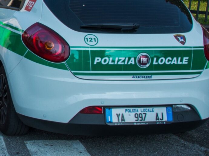 “Istigazione al furto”. Multa di 42 euro per un automobilista che si è dimenticato un finestrino abbassato