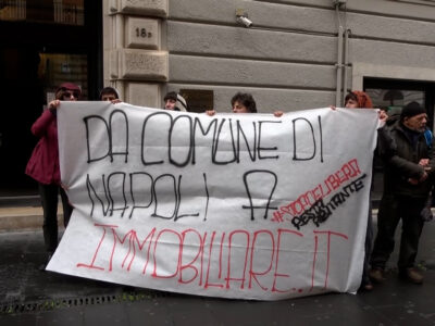 Copertina di Emergenza abitativa a Napoli, il sit-in contro gli affitti turistici: “Mercato drogato dalle case vacanze”