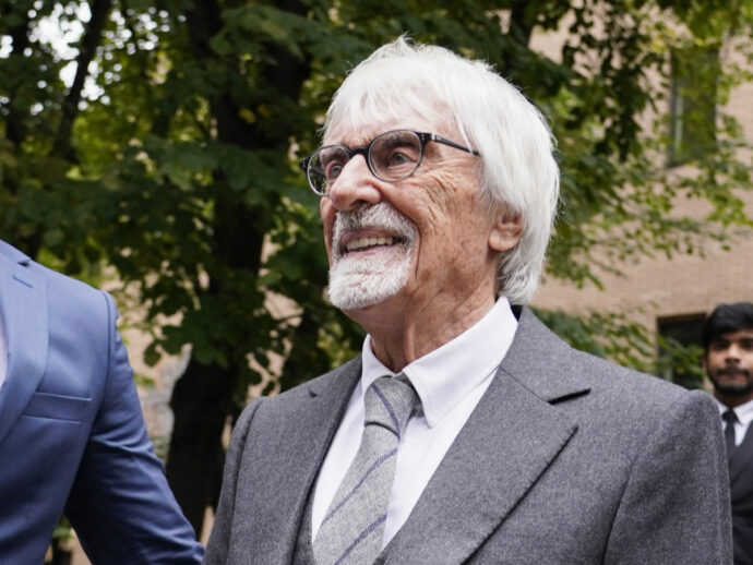 Al compleanno di Eric Clapton si sfotte la Ferrari. Ecclestone: “L’Italia non aveva mai vissuto una simile vergogna in Formula 1”