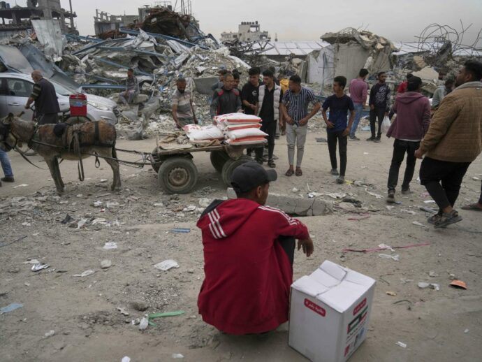 Raid a Gaza: 57 morti, colpita anche una clinica. Onu chiude 25 panetterie: mancano farina e combustibile