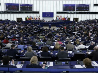 Europarlamento, un altro ok al riarmo di Von der Leyen. Coalizioni italiane a pezzi: centrodestra diviso in 3, M5s e Avs contrari, Pd spaccato