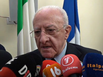 Copertina di Dazi, De Luca: “Danni per mezzo miliardo di euro in Campania. Manifestazione del 5 aprile? La sostengo”