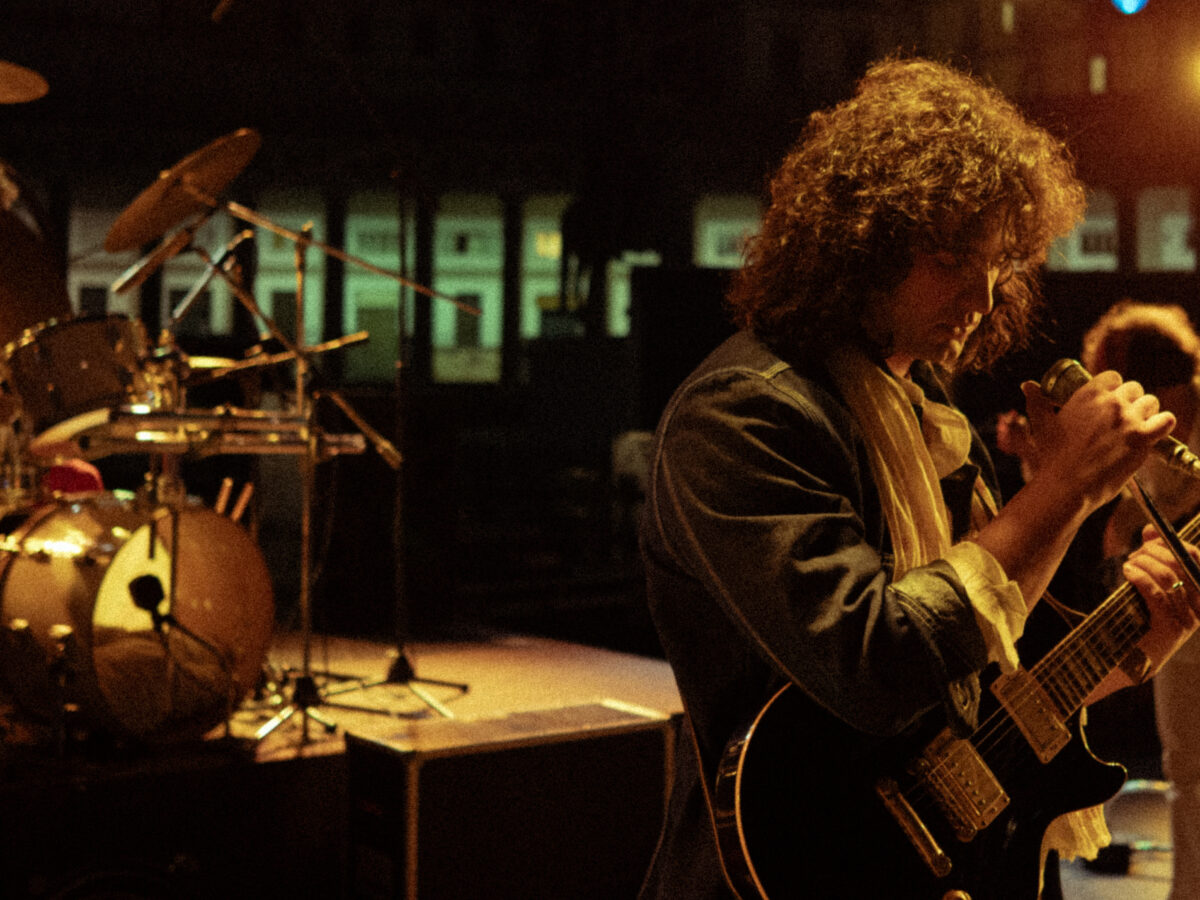 Massimiliano Caiazzo è Pino Daniele nel film “Je so’ Pazzo”: iniziate le riprese per le vie di Napoli