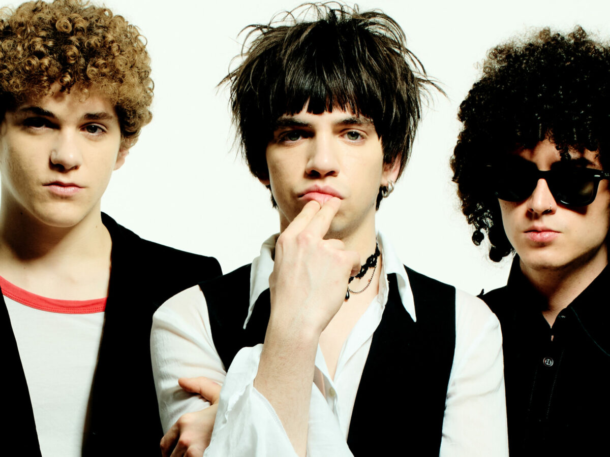 “Noi vincitori morali di X Factor? Non ci importa. Sta finendo l’epoca delle bellezze alla Barbie e Ken, c’è più attenzione per le diversità”: i Les Votives si raccontano