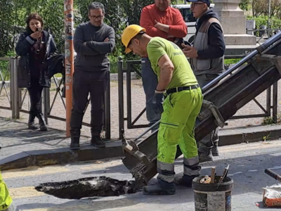 Copertina di Voragine in strada a Napoli, davanti al Maschio Angioino: sospetti sulla banda del buco