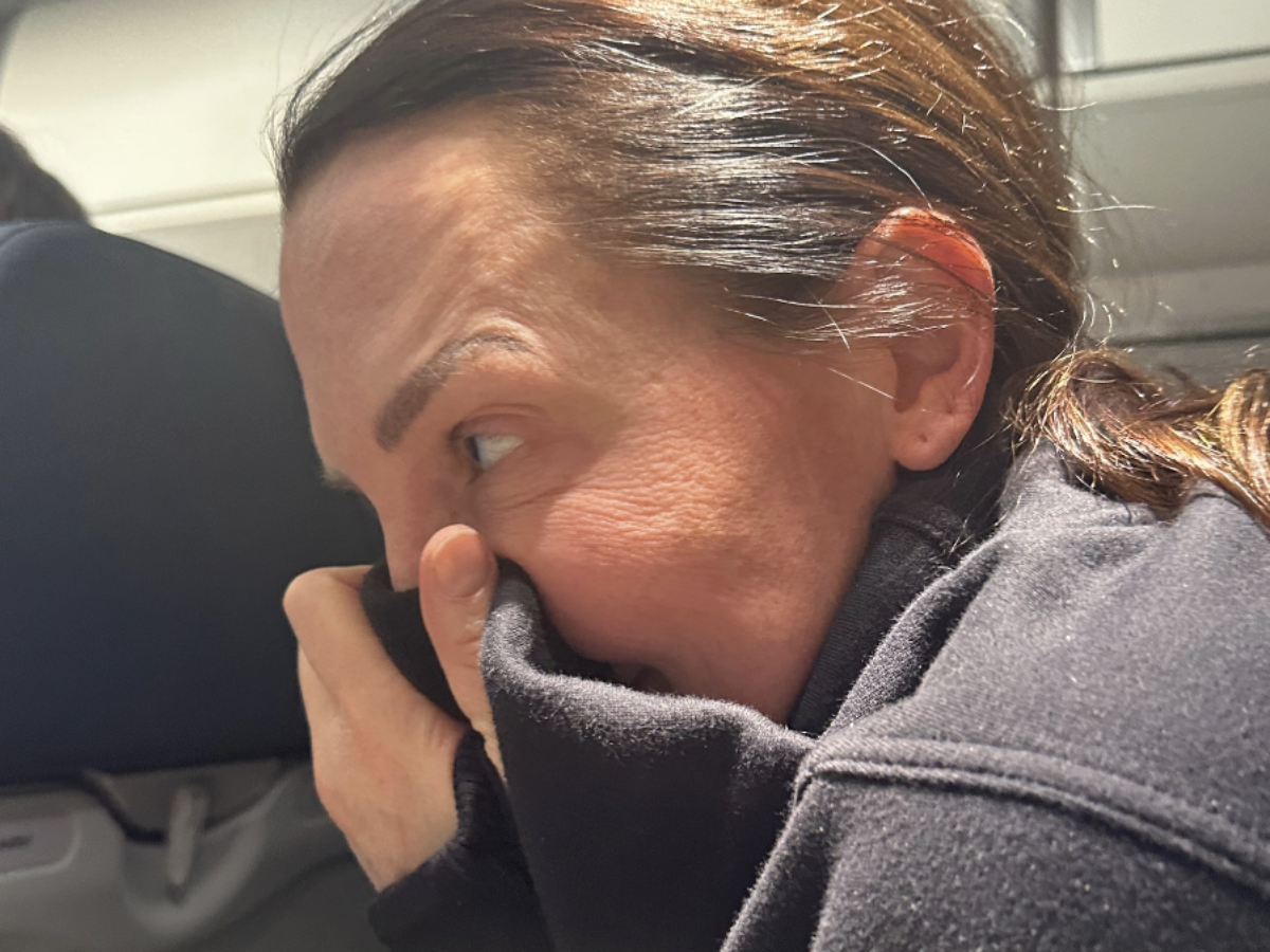 “Un passeggero mi ha vomitato addosso. È stato molto disgustoso, ma la risposta della compagnia aerea Delta è stata peggiore”: lo sfogo di Laura Juntgen