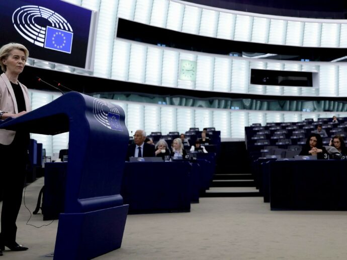 Russia peggio di Hitler  e armi fino alla vittoria: cosa c’è nella mozione