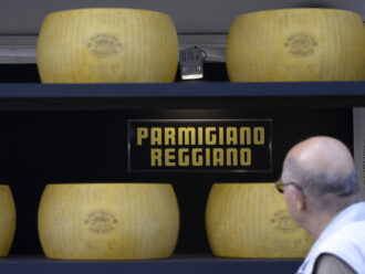 I dazi colpiscono anche il Parmigiano reggiano: "Dal 15 al 35%. Così si danneggiano i consumatori americani"