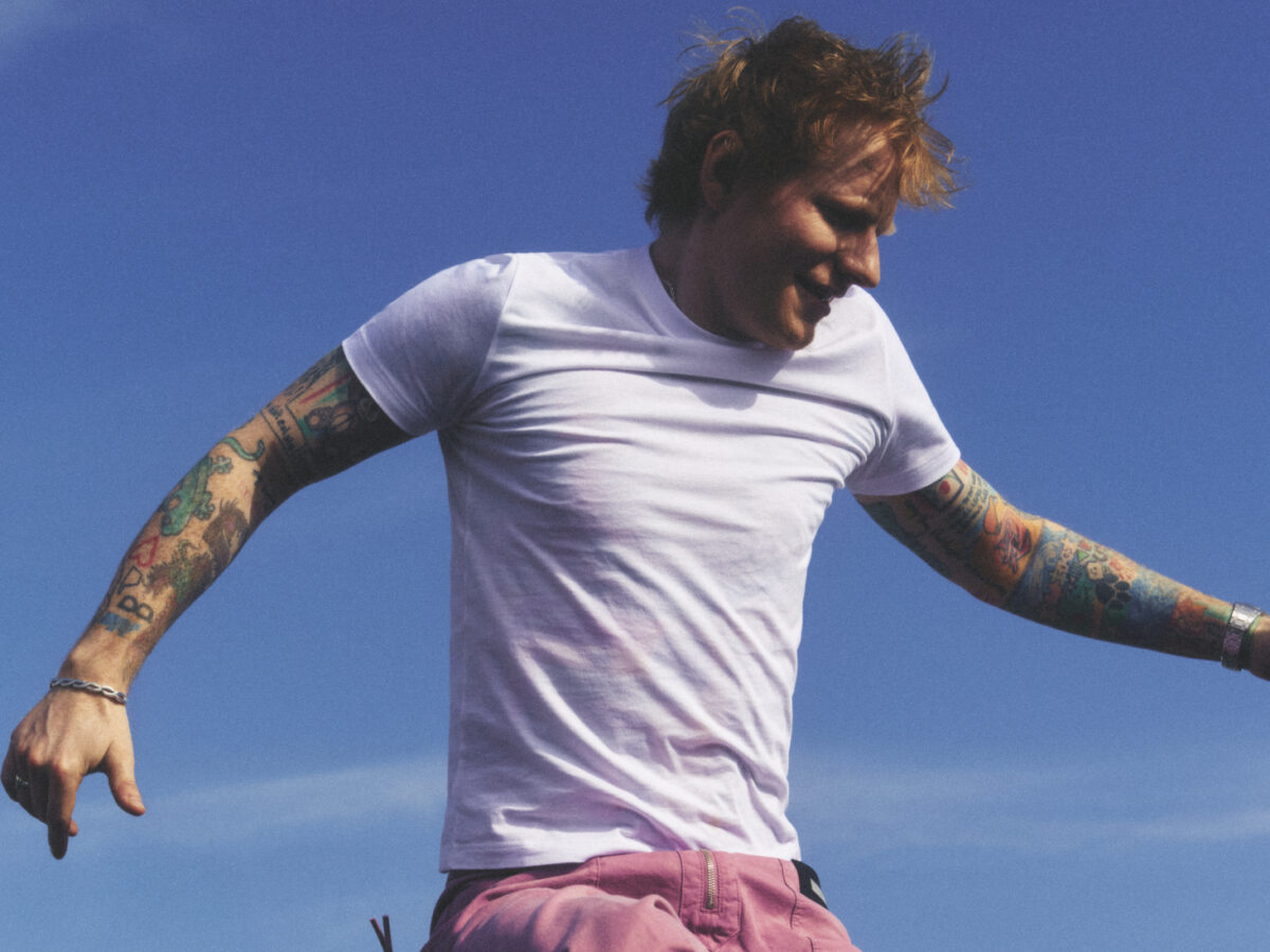 “Il giorno in cui morirò uscirà l’album intitolato ‘Eject’. La gente di me penserà che non gli do pace neppure dalla tomba”: Ed Sheeran torna con Azizam