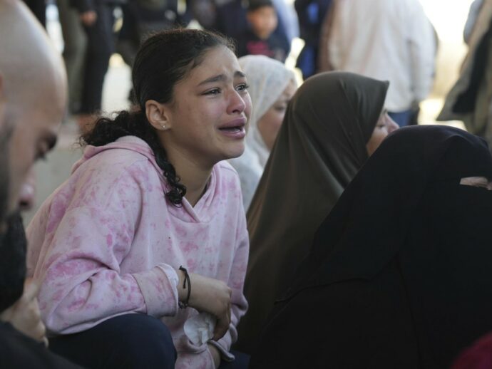Gaza, nuovi raid: “Almeno 15 morti nella notte, 100 nelle ultime 24 ore”. Israele apre un’inchiesta sui sanitari uccisi a Rafah