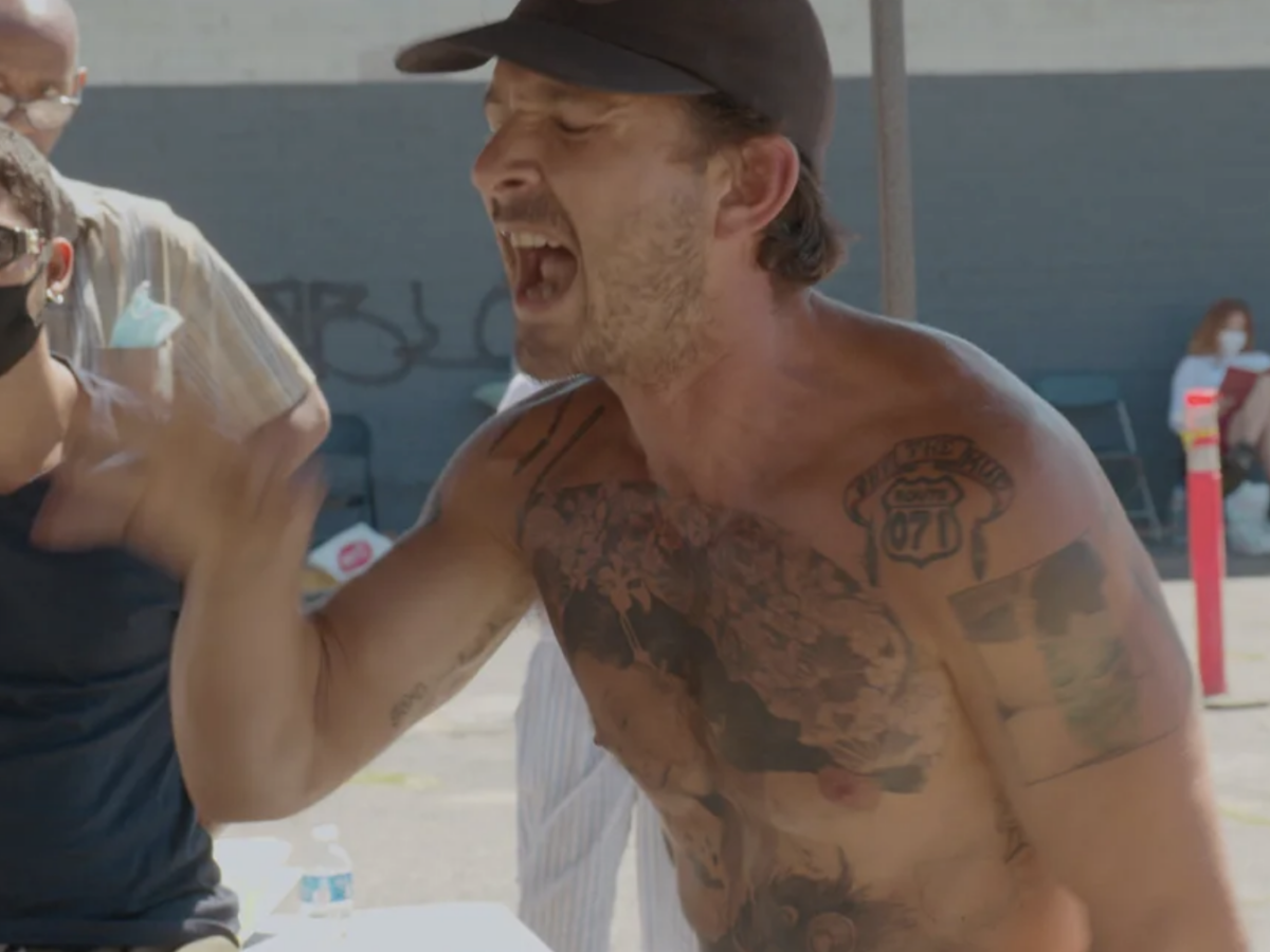 “Shia LaBeouf ha litigato violentemente con i suoi studenti ed è addirittura venuto alle mani. Poi la scuola è stata chiusa”: la testimonianza in un docu-film