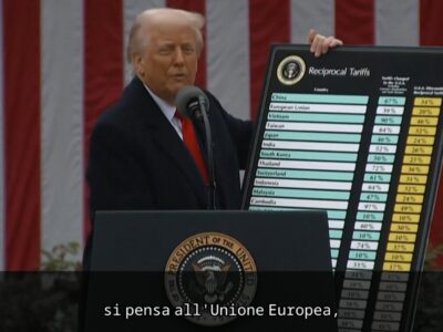Copertina di Dazi, Trump “dà i numeri” con una lavagnetta: “L’Unione europea? Ci frega da sempre” – Video