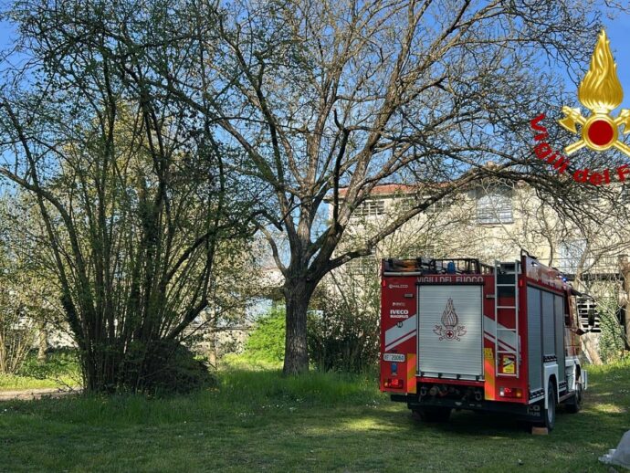 In bilico a 25 metri d’altezza su una piattaforma: giardinieri salvati dai vigili del fuoco