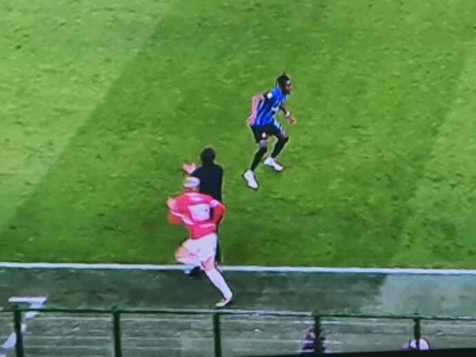 Inzaghi ostacola Theo uscendo dall’area tecnica: è polemica sui social per l’episodio in Milan-Inter