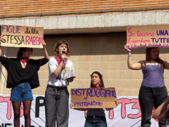 Femminicidi, migliaia di studentesse in corteo alla Sapienza: “Servono formazione e prevenzione”