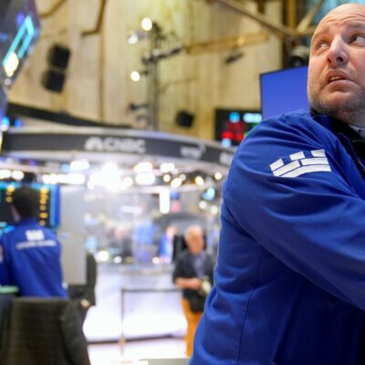 Copertina di Dazi, dietro i dati sballati l’obiettivo è riportare a casa la manifattura