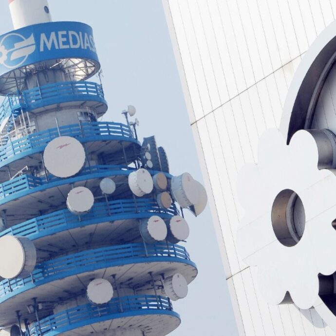 Fabrizio Corona denunciato da Mediaset per diffamazione e minacce nei confronti dei vertici dell’azienda e dei conduttori