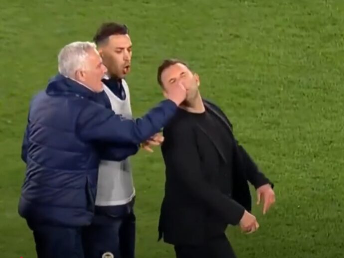 Mourinho impazzisce e strizza il naso all’allenatore del Galatasaray – Video