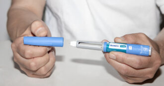 “Diventare troppo magri troppo in fretta non va bene, si crea un’anoressia chimica”: gli scienziati lanciano l’allarme sul nuovo farmaco dimagrante a base di retatrutide