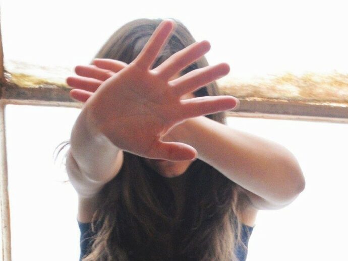 Professore arrestato durante la lezione a Pontedera (Pisa): “Abusi su una studentessa minorenne”