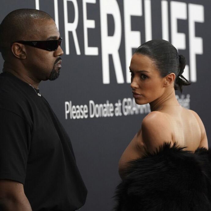 “Camminava per strada indossando solo un bikini di caramelle”: Bianca Censori e Kanye West danno scandalo a New York