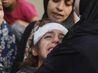 Copertina di A Gaza oltre 100 morti in 24 ore: raid su ex scuole con sfollati. Idf lancia nuova offensiva di terra