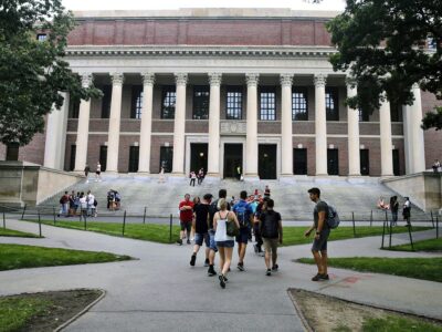Copertina di Harvard si oppone a Trump e lui si vendica: così si attaccano gli atenei per annientare la solidarietà