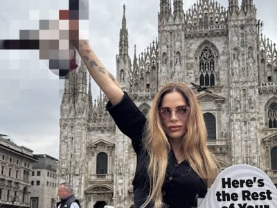 Copertina di Naike Rivelli protesta con una testa di pecora insanguinata al Duomo di Milano: “Ecco il resto della tua maglia di lana. È un prodotto di crudeltà”