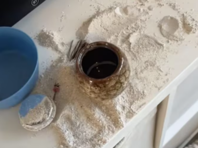 Copertina di Il figlio di 1 anno mangia le ceneri del nonno, la scoperta choc della mamma: “L’ho lasciato solo per pochi minuti, sto ancora cercando di elaborare”