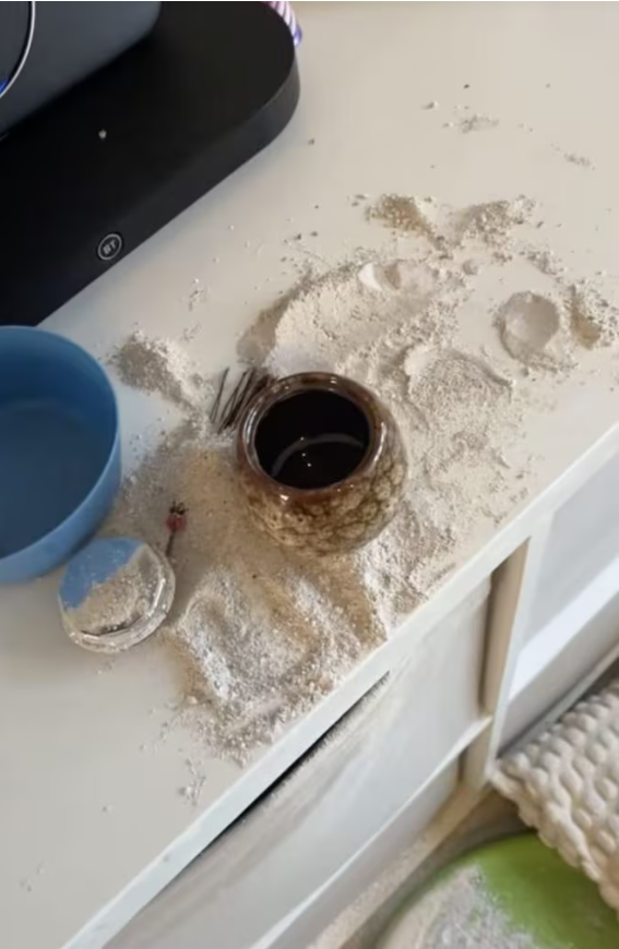 Il figlio di 1 anno mangia le ceneri del nonno, la scoperta choc della mamma: “L’ho lasciato solo per pochi minuti, sto ancora cercando di elaborare”