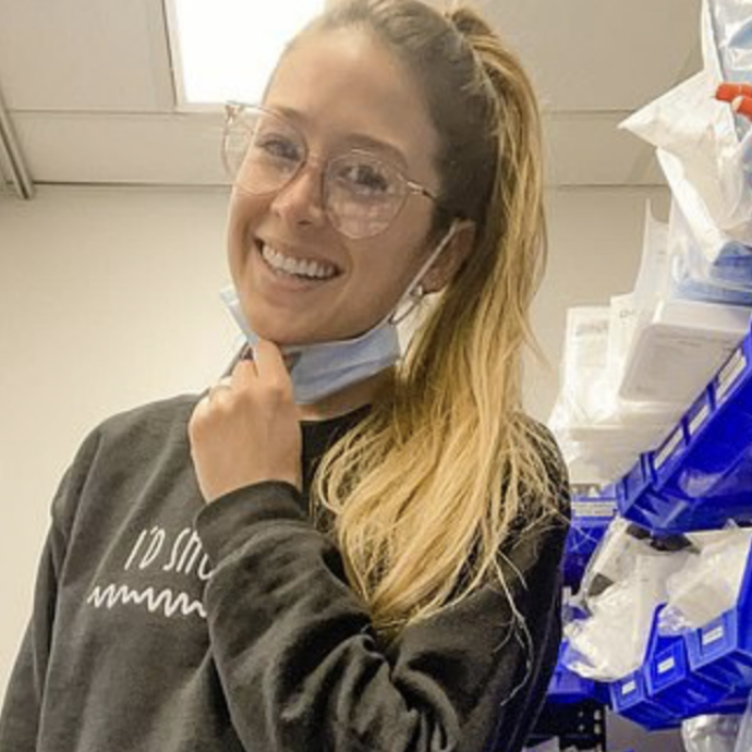 “Prima di morire ha potuto vedere il figlio appena nato per una frazione di secondo”: la storia tragica dell’infermiera influencer Hailey Okula