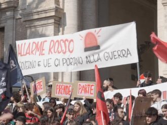 Copertina di “Ci servono più aule, non più bombe”: a Roma gli studenti in piazza contro i tagli e il riarmo europeo