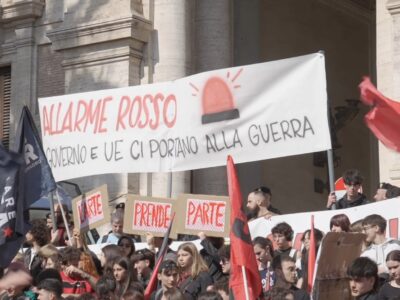 Copertina di “Ci servono più aule, non più bombe”: a Roma gli studenti in piazza contro i tagli e il riarmo europeo