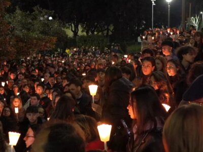 Copertina di Migliaia di persone alla fiaccolata per Sara Campanella a Messina: applausi e “rumore” con le chiavi