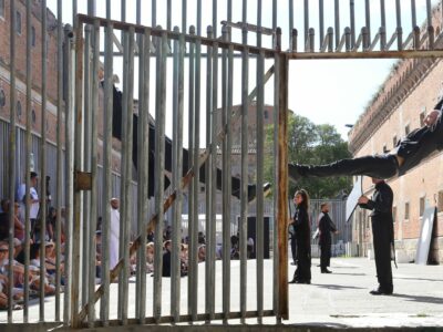 Copertina di ‘Qui è Altrove: Buchi nella realtà’, il docufilm di Pannone ci dimostra che un altro carcere è possibile