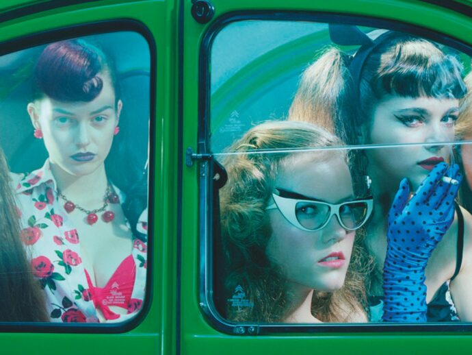 Cani imparruccati e ricci: con Cattelan “se ne vedono  di tutti i colori”