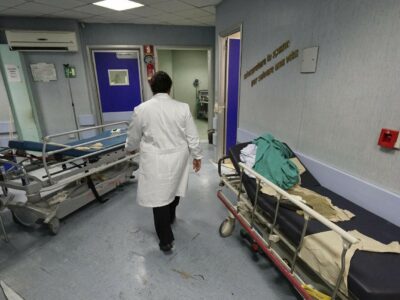 Copertina di “Signora suo padre è morto”, ma lui chiama la figlia al telefono. Avviata indagine interna all’ospedale di Campobasso
