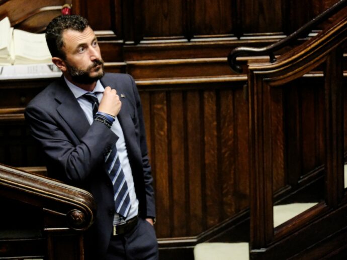 Sparo di Capodanno, il ferito in tribunale: “L’arma in mano a Pozzolo, non mi ha prestato soccorso”