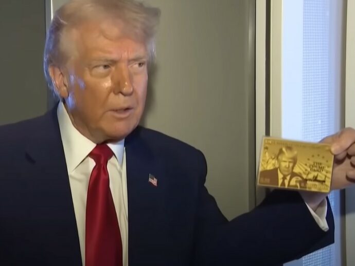 Trump stampa la sua faccia sui “visti d’oro”, che costano 5 milioni di dollari: l’annuncio sull’Air Force One