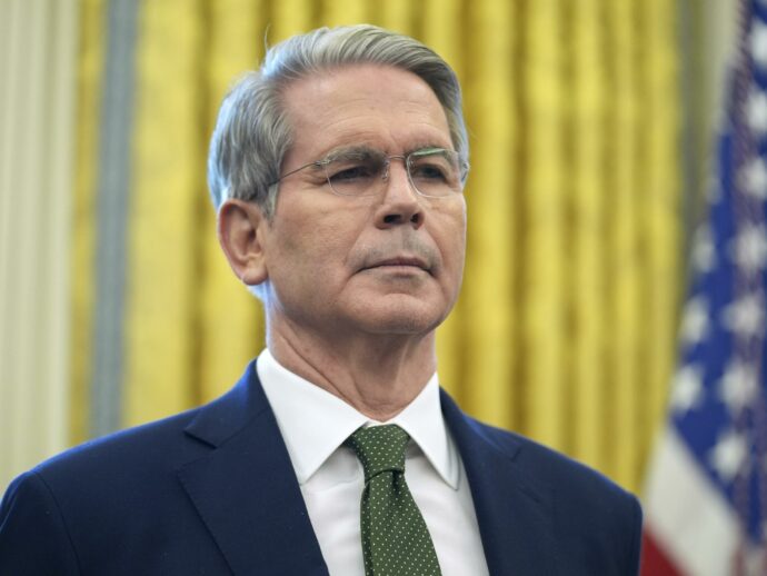 Nervosismo alla Casa Bianca dopo i dazi. Il segretario al Tesoro Bessent valuta la “fuga”. Trump: “Resistete”