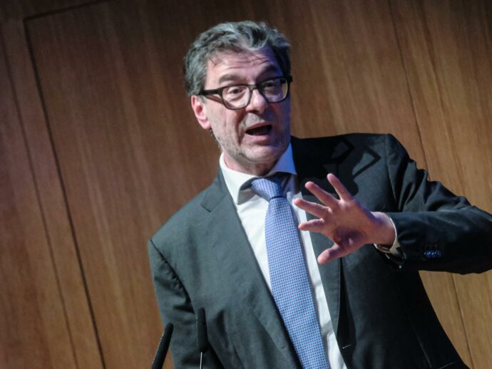 Giorgetti: “Sui dazi niente panico e no ai controdazi. Valutare sospensione patto di stabilità”