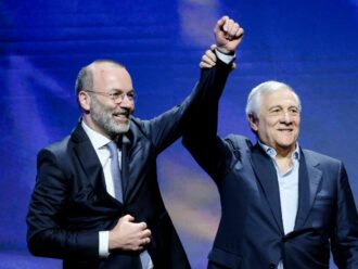 Tajani attacca la piazza pacifista dal Consiglio nazionale di Forza Italia: “Pacifinti e sfascisti”